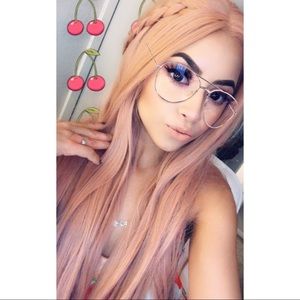 Meet your Posher, Estefhani